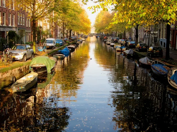 Canal de Amsterdam en otoño Imágenes de stock libres de derechos