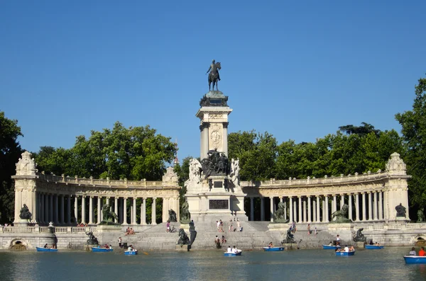 Monumento principal y embarcaciones en el parque del Retiro, Madrid, España Imagen de stock