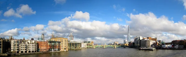 Вид на осколки и Темзу с моста Тысячелетия — стоковое фото