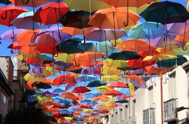 sokak renkli umbrellas.madrid,getafe ve İspanya ile dekore edilmiştir.