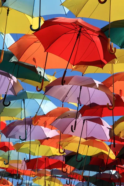 Straße mit farbigen Regenschirmen dekoriert .madrid, getafe, spanien — Stockfoto