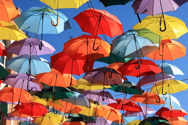 Via decorata con ombrelloni colorati.Madrid, Getafe, Spagna — Foto Stock