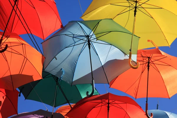 Straat versierd met gekleurde umbrellas.madrid,getafe, Spanje — Stockfoto