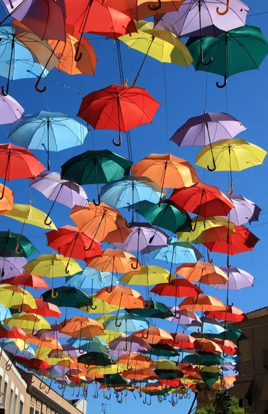 Via decorata con ombrelloni colorati.Madrid, Getafe, Spagna — Foto Stock