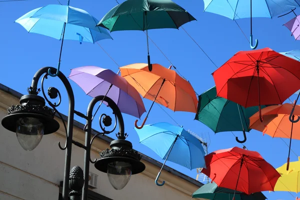 Straße mit farbigen Regenschirmen dekoriert .madrid, getafe, spanien — Stockfoto