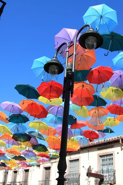 街装饰着彩色 umbrellas.madrid,getafe，西班牙 — 图库照片