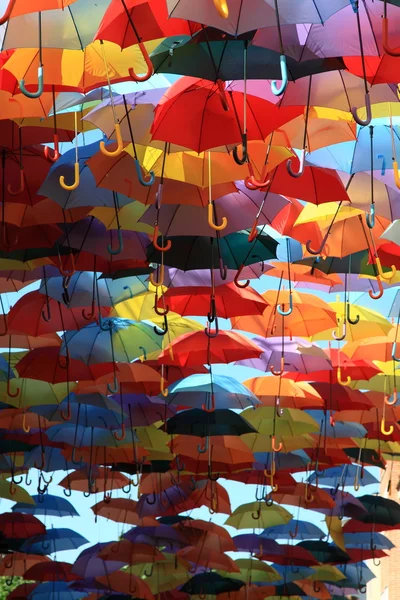 Straße mit farbigen Regenschirmen dekoriert .madrid, getafe, spanien — Stockfoto