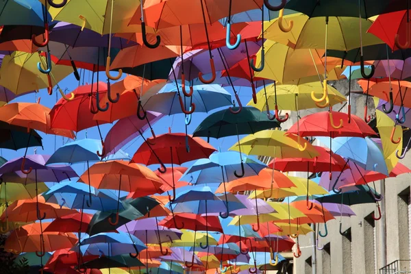 Gatan dekorerad med färgade umbrellas.madrid,getafe, Spanien — Stockfoto