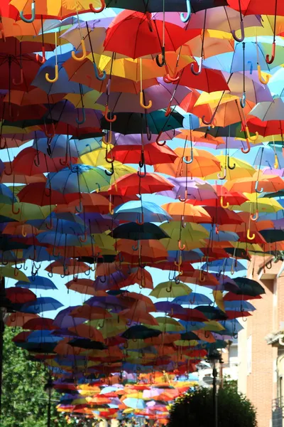 Straat versierd met gekleurde umbrellas.madrid,getafe, Spanje — Stockfoto