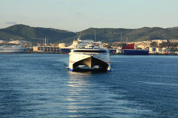 Транспорт, контейнеры грузовое судно из гавани — стоковое фото