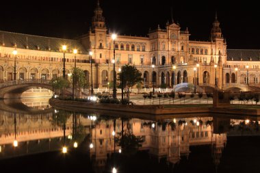 Geceleri ünlü plaza de espana Sevilla, yan görünüm