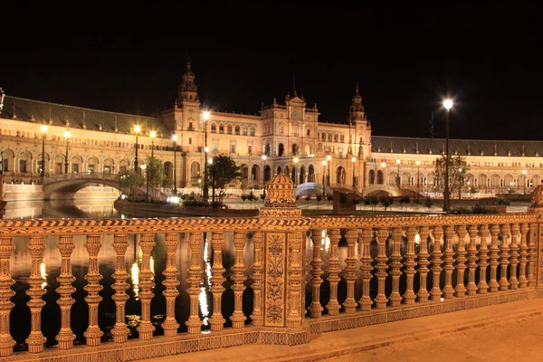 Notte alla famosa Plaza de Espana di Siviglia, vista laterale — Foto Stock
