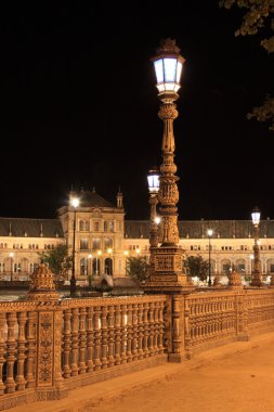 Geceleri ünlü plaza de espana Sevilla, yan görünüm