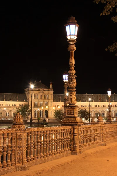 Ночь на знаменитой площади Испании в Севилье, вид сбоку — стоковое фото