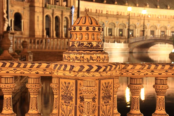 Nacht op de beroemde plaza de España in sevilla, zijaanzicht — Stockfoto