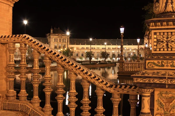 Notte alla famosa Plaza de Espana di Siviglia, vista laterale — Foto Stock