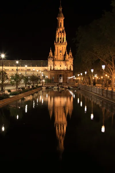 Plaza de España en Sevilla por la noche, España. Panorámica reflejada en el canal —  Fotos de Stock