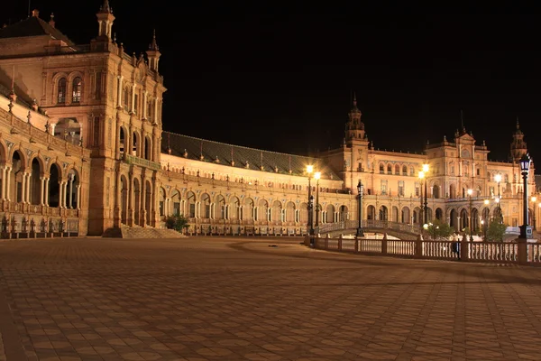 Notte alla famosa Plaza de Espana di Siviglia, vista laterale — Foto Stock