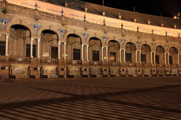 Notte alla famosa Plaza de Espana di Siviglia, vista laterale — Foto Stock