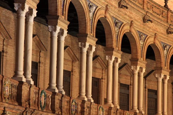 Nacht op de beroemde plaza de España in sevilla, zijaanzicht — Stockfoto