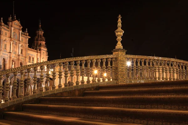 Noche en la famosa Plaza de España de Sevilla, vista lateral — Foto de Stock