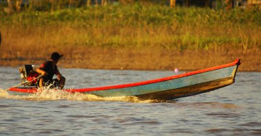 peru amazon Nehri üzerinde tekne