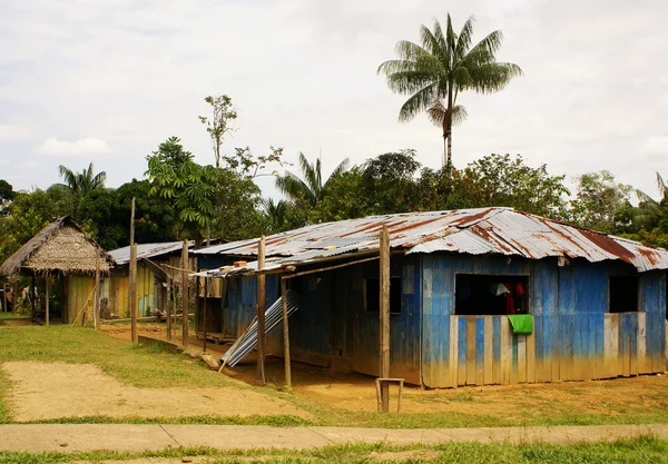 Peru, peruwiańskie amazonas krajobraz. Zdjęcie obecny typowe plemiona indiańskie osady w amazon — Zdjęcie stockowe