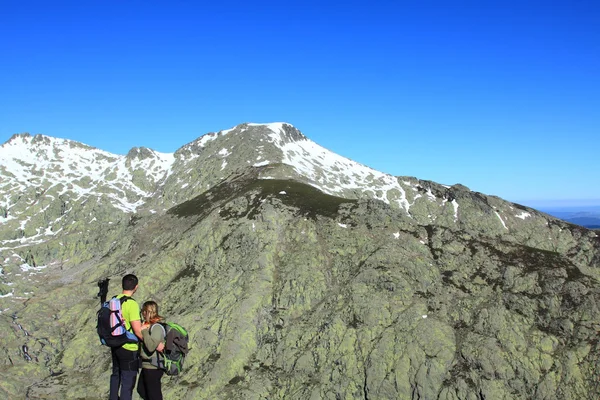 Un excursionista en la cima de la montaña, Gredo, España — Foto de Stock