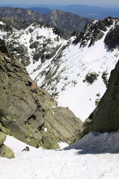 Junge Frau wandert auf dem Gletscher — Stockfoto