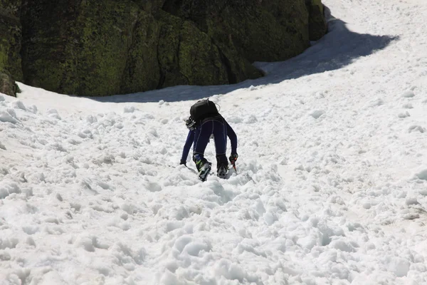 Randonnées de jeunes femmes sur le glacier — Photo