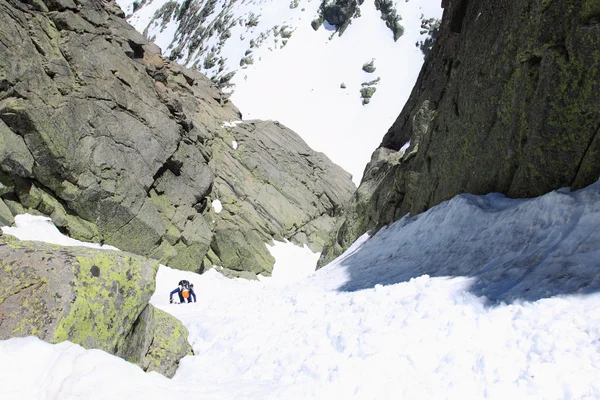 Randonnées de jeunes femmes sur le glacier — Photo