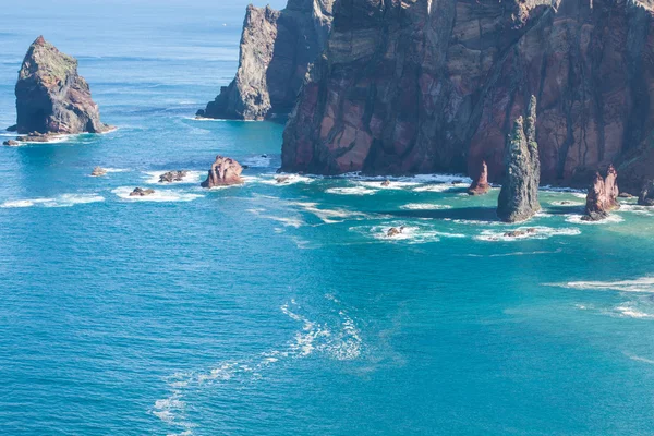 Felsen und Klippen am cabo sao lorencio madeira portugal — Stockfoto