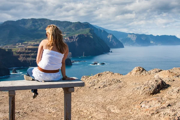 Mujer sentada en un banco con vistas a la costa de Oregon y Cannon Beach —  Fotos de Stock