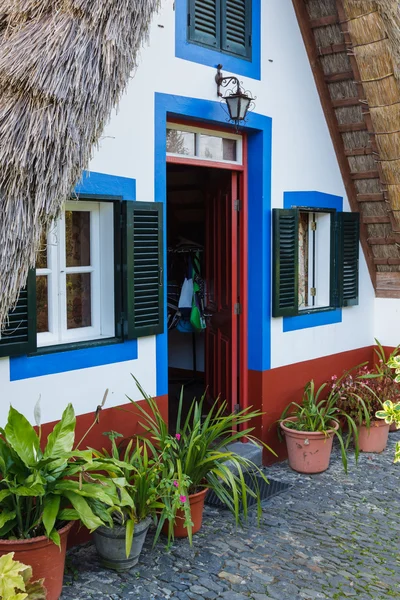 Typische oude huizen op santana, eiland madeira, portugal — Stockfoto