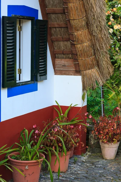 Tipik eski evleri santana, madeira Adası, Portekiz — Stok fotoğraf