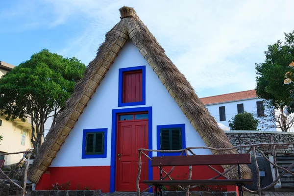サンタナ、マデイラ島、ポルトガルの典型的な古い家屋 — ストック写真
