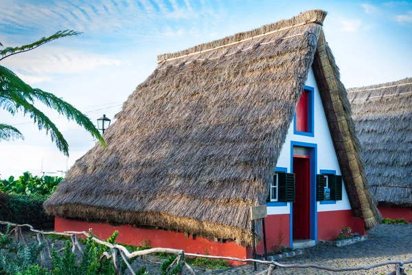 Typiska gamla hus på santana, ön madeira, portugal — Stockfoto