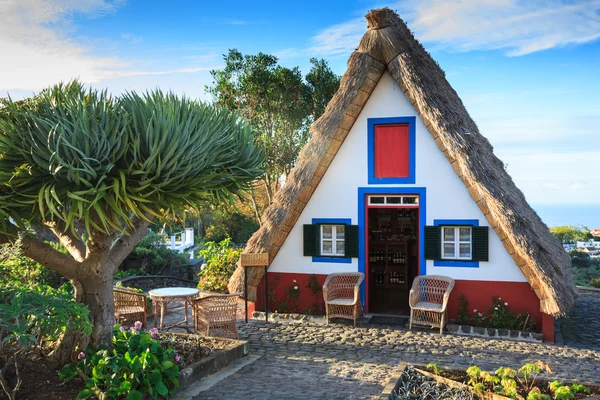 Typické staré domy na santana, ostrov madeira, Portugalsko — Stock fotografie