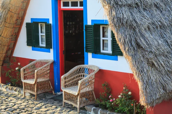 Typické staré domy na santana, ostrov madeira, Portugalsko — Stock fotografie