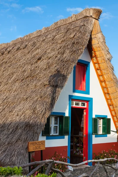 Tipik eski evleri santana, madeira Adası, Portekiz — Stok fotoğraf