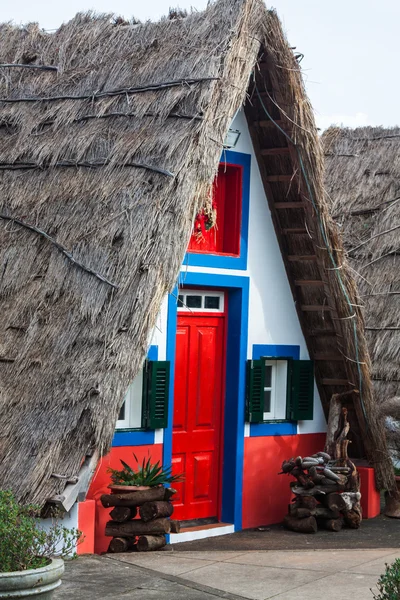 Vista de casas típicas em Santana, Ilha da Madeira — Fotografia de Stock
