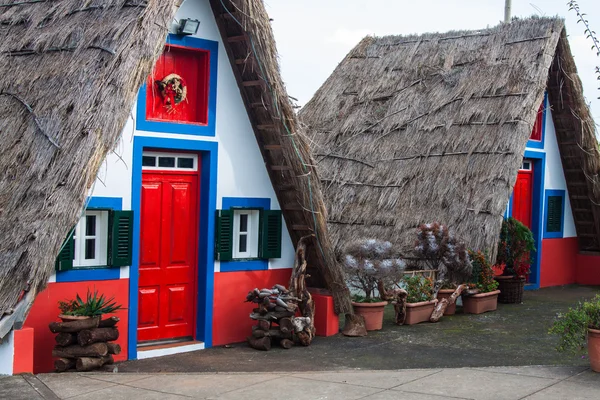 Santana, madeira Adası tipik evleri görünümünü — Stok fotoğraf