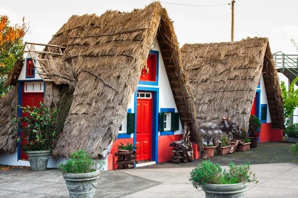 Vue sur les maisons typiques de Santana, île de Madère Photo De Stock