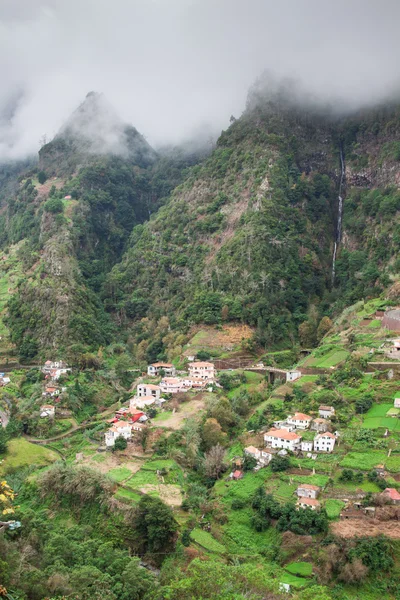Madeira Adası uçurumun üstünde teraslı ekili alanların — Stok fotoğraf