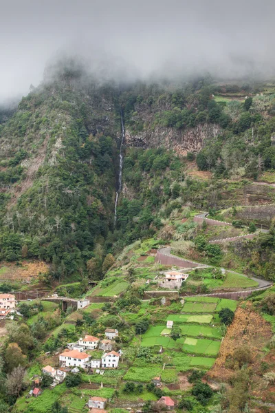Культивированные террасные поля на вершине скалы на острове Мадейра — стоковое фото