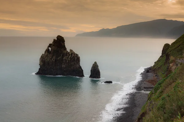 Вид на красивые горы и океан на северном побережье недалеко от Боавентуры, остров Мадейра, Португалия — стоковое фото