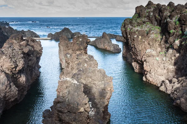 Pohled na krásné hory a moře na severním pobřeží nedaleko boaventura, ostrov madeira, Portugalsko — Stock fotografie