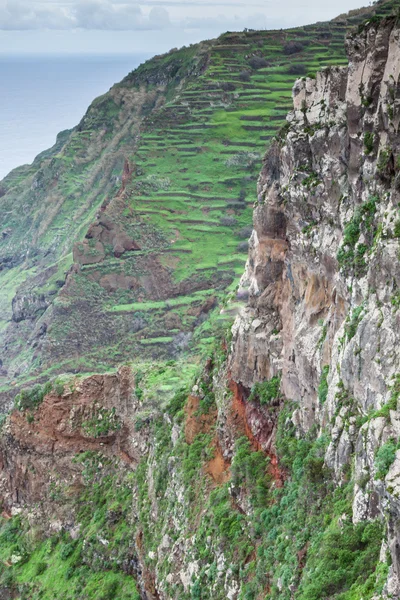 Veduta delle splendide montagne e dell'oceano sulla costa settentrionale vicino a Boaventura, isola di Madeira, Portogallo — Foto Stock