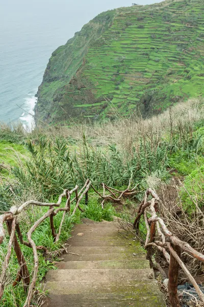 Vista de las hermosas montañas y el océano en la costa norte cerca de Boaventura, isla de Madeira, Portugal — Foto de Stock