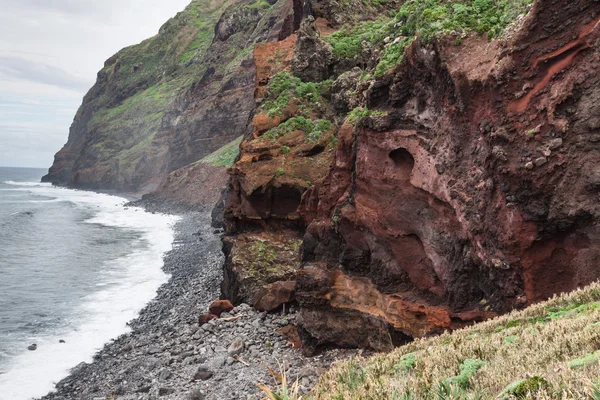 美丽的山脉和海洋上北部海岸附近有 boaventura、 马德拉岛、 葡萄牙视图 — 图库照片